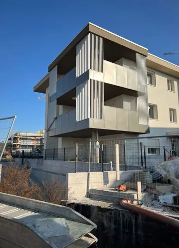 CASA IN COSTRUZIONE CON BALCONE